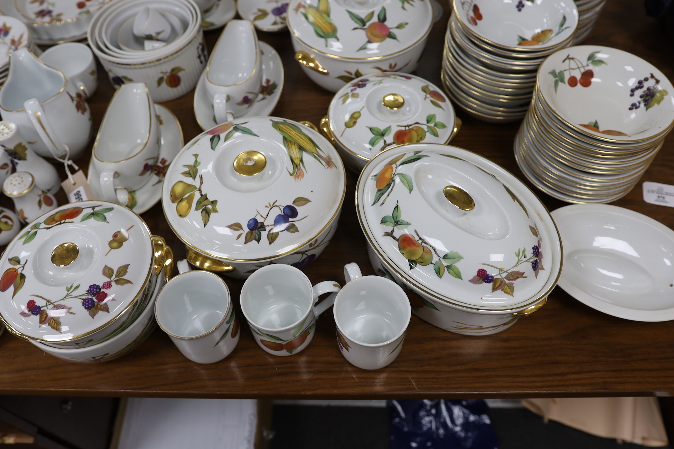 A quantity of Worcester Evesham tableware